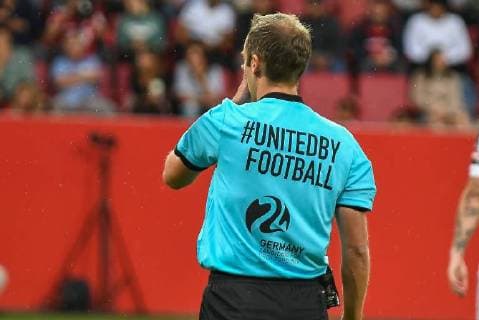 Referee Patrick Alt with jersey united by football FC Ingolstadt 04 FC St Pauli Soccer 2 Bundesliga 21 09 2018 DFL REGULATIONS PROHIBIT ANY USE OF PHOTOGRAPH AS IMAGE SEQUENCES AND OR QUASI VIDEO Ingolstadt Bavaria Germany Copyright: xkolbert-press BurghardxSchreyerx