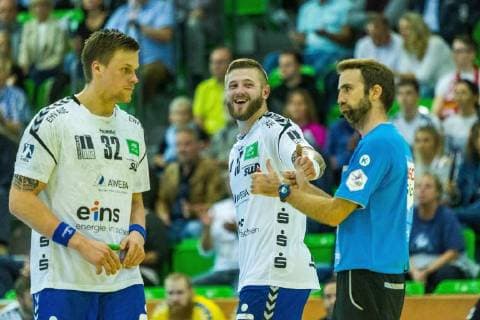 v L Kevin Lux Aue 32 and Mindaugas Dumcius Aue 13 discussing with a referee at the game TUSEM Essen vs EHV Aue Handball 2 Bundesliga 21 09 2018 TUSEM Essen vs EHV Aue Handball 2 Bundesliga 21 09 2018 Muelheim an der Ruhr Copyright: xMarioxHommesx Eibner-Pressefotox EP_mhs