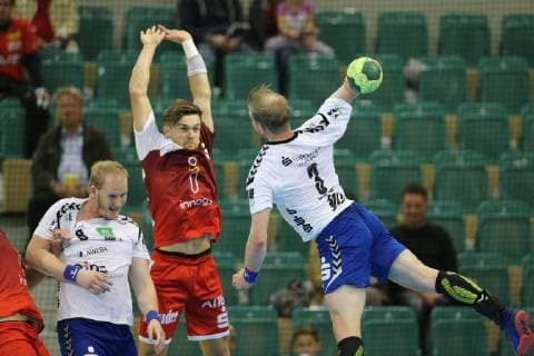 Kevin Roch Aue 6 throws on the goal Jonas Ellwanger Essen 3 blocks left Bengt Bornhorn Aue 8 kept in the game TUSEM Essen vs EHV Aue Handball 2 Bundesliga 21 09 2018 TUSEM Essen vs EHV Aue Handball 2 Bundesliga 21 09 2018 Muelheim an der Ruhr Copyright: xMarioxHommesx Eibner-Pressefotox EP_mhs