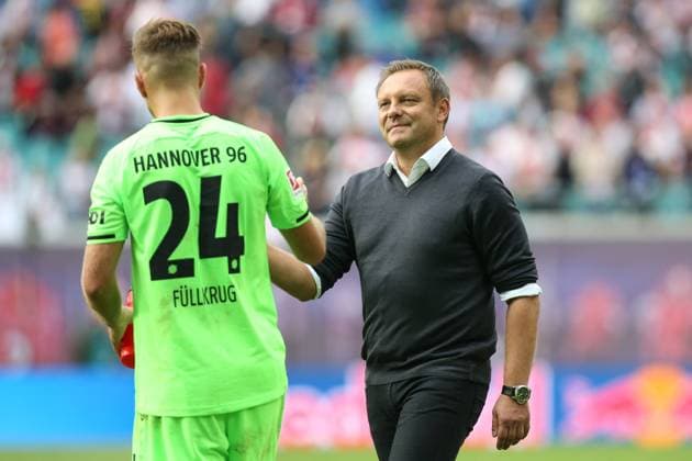Coach Andre Breitenreiter with Niclas Füllkrug Hannover 96 1 Football Bundesliga Season 2018 2019 RasenBallsport Leipzig vs Hannover 96 in the Red Bull Arena in Leipzig Germany Football Men Men 15 09 2018 In accordance with the requirements of the DFL German Football League it is prohibited in the stadium and or To use or retrieve game-made photographs in the form of sequence images and or video-like photo galleries DFL regulations prohibit any use of photographs as image sequences and or quasi video