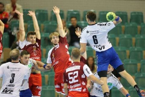 Kevin Roch on the right Aue 6 throws on the goal the Essenes Dennis Szczesny eating 22 and Malte Seidel eating 28 try to block the throw at the game TUSEM Essen vs EHV Aue Handball 2 Bundesliga 21 09 2018 TUSEM Essen vs EHV Aue Handball 2 Bundesliga 21 09 2018 Muelheim at the Ruhr Copyright: xMarioxHommesx Eibner-Pressefotox EP_mhs