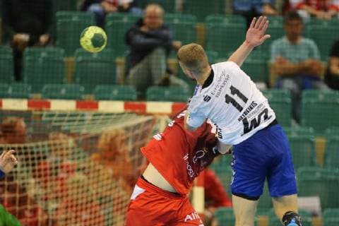 Benas Petreikis Aue 11 throws on the goal Tim Zechel Essen 96 tries to block at the match TUSEM Essen vs EHV Aue Handball 2 Bundesliga 21 09 2018 TUSEM Essen vs EHV Aue Handball 2 Bundesliga 21 09 2018 Muelheim an der Ruhr Copyright: xMarioxHommesx Eibner-Pressefotox EP_mhs