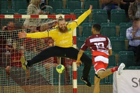 v l Vilius Rasimas Aue 89 tries to keep the throw of Lukas Ellwanger Essen 13 at the game TUSEM Essen vs EHV Aue Handball 2 Bundesliga 21 09 2018 TUSEM Essen vs EHV Aue Handball 2 Bundesliga 21 09 2018 Muelheim an der Ruhr Copyright: xMarioxHommesx Eibner-Pressefotox EP_mhs