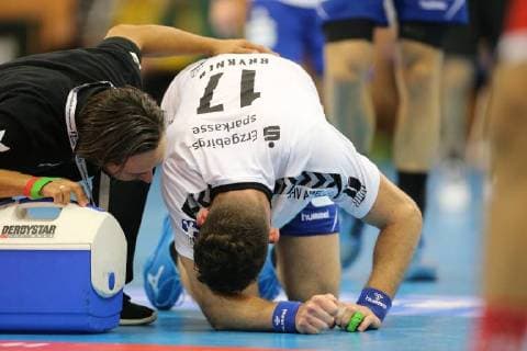 Brykner Ladislav Aue 17 kneels injured in the field and is treated at the game TUSEM Essen vs EHV Aue Handball 2 Bundesliga 21 09 2018 TUSEM Essen vs EHV Aue Handball 2 Bundesliga 21 09 2018 Muelheim an der Ruhr Copyright: xMarioxHommesx Eibner-Pressefotox EP_mhs