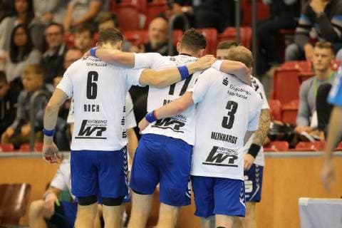Kevin Roch Aue 6 and Eric Meinhardt Aue 3 lead the injured Brykner Ladislav Aue 17 from the field at the game TUSEM Essen vs EHV Aue Handball 2 Bundesliga 21 09 2018 TUSEM Essen vs EHV Aue Handball 2 Bundesliga 21 09 2018 Muelheim an der Ruhr Copyright: xMarioxHommesx Eibner-Pressefotox EP_mhs
