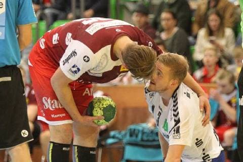 v l Dennis Szczesny Essen 22 apologizes to Eric Meinhardt Aue 3 for a foul on the game TUSEM Essen vs EHV Aue Handball 2 Bundesliga 21 09 2018 TUSEM Essen vs EHV Aue Handball 2 Bundesliga 21 09 2018 Muelheim an der Ruhr Copyright: xMarioxHommesx Eibner-Pressefotox EP_mhs