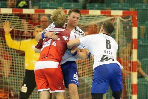 v l the attack by Justin Mueller Essen 25 is blocked by Kevin Lux Aue 32 and Kevin Roch Aue 6 at the game TUSEM Essen vs EHV Aue Handball 2 Bundesliga 21 09 2018 TUSEM Essen vs EHV Aue Handball 2 Bundesliga 21 09 2018 Muelheim an der Ruhr Copyright: xMarioxHommesx Eibner-Pressefotox EP_mhs