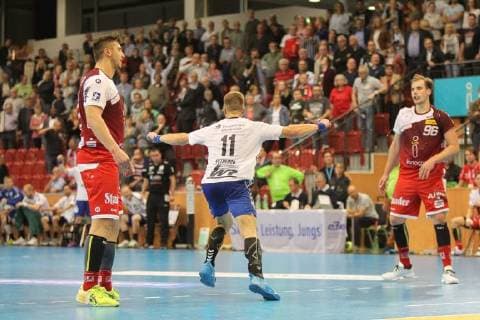 Dennis Szczesny Essen 22 and Tim Zechel Essen 96 appalled after center-cheering Benas Petreikis Aue 11 scored the equalizer for 32 32 in the game TUSEM Essen vs EHV Aue Handball 2 Bundesliga 21 09 2018 TUSEM Essen vs EHV Aue Handball 2 Bundesliga 21 09 2018 Muelheim an der Ruhr Copyright: xMarioxHommesx Eibner-Pressefotox EP_mhs