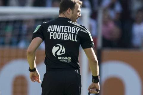 GER 1 FBL FC Augsburg vs SV Werder Bremen 22 09 2018 WWK ARENA Muenchen GER 1 FBL FC Augsburg vs SV Werder Bremen DFL regulations prohibit any use of photographs as image sequences and or quasi video in the picture on the referee jersey lettering unitedbyfootball nordphotox xStraubmeier nph00004
