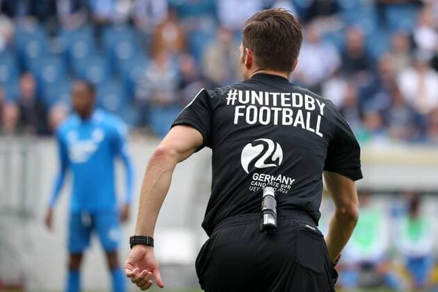 Harm Osmers referee supports with a special jersey the german UEFA EM application 2024 Germany EURO Bid unitedbyfootball UEFA EURO 2024 Slogan Symbolfoto Symbolbild Symbol Einzelbild Action Action Soccer Bundesliga TSG 1899 Hoffenheim Borussia Dortmund DFL REGULATIONS PROHIBIT ANY USE OF PHOTOGRAPHS AS IMAGE SEQUENCES AND OR QUASI VIDEO xozx