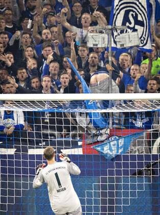 Sport Themen der Woche KW38 Sport Bilder des Tages Gelsenkirchen, 22.09.2018 Schalke Fan Strecke Torwart Manuel Neuer (FCB) seinen nackten Po entgegen FC Schalke 04 - Bayern München *** Gelsenkirchen 22 09 2018 Schalke fan track goalkeeper Manuel Neuer FCB his bare bottom against FC Schalke 04 Bayern Munich