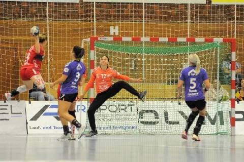 Manuela Bruetsch HSG Bad Wildungen Vipers 12 in goal against Anna Loerper SG BBM Bietigheim 10 Handball HBF Bundesliga League match 22 09 2018 Photo TBaur Eibner SG BBM Bietigheim vs HSG Bad Wildungen Vipers Bietigheim Copyright: xEibner-Pressefoto Tobi_Baurx EP_TBR