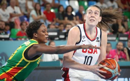 Sport Bilder des Tages Basketball, Damen WM, USA - Senegal USA s Breanna Stewart (R) fights for the ball during a basketball game between the national teams of USA and Senegal, Saturday 22 September 2018 in Tenerife, Spain, the first game of the group stage of the Women s World Champioship, in Group D. VIRGINIExLEFOUR  x05431451x