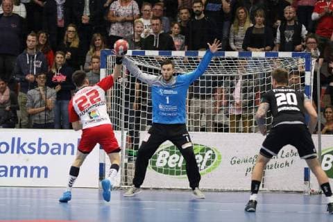 Vyron Papadopoulos ASV Hamm Westfalen 22 lead a seven-meter penalty against Hendrik Halfmann HC ELbflorenz Dresden 1 ASV Hamm Westphalia vs HC Elbflorenz Dresden Handball 2 Bundesliga 22 09 2018 ASV Hamm Westphalia vs HC Elbflorenz Dresden Handball 2 Bundesliga 22 09 2018 Hamm Copyright: xEibner Jan_Strohdiekx EP_JSK