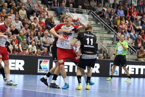 Jan von Boenigk ASV Hamm Westphalia 95 against Nils Kretschmer HC ELbflorenz Dresden 20 Back and Arseniy Buschmann HC ELbflorenz Dresden 11 Forward ASV Hamm Westphalia vs HC Elbflorenz Dresden Handball 2 Bundesliga 22 09 2018 ASV Hamm Westphalia vs HC Elbflorenz Dresden Handball 2 Bundesliga 22 09 2018 Hamm Copyright: xEibner Jan_Strohdiekx EP_JSK