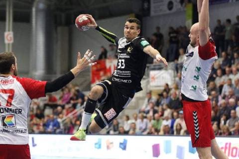 Roman Becvar HC ELbflorenz Dresden 33 against Soeren Suedmeier ASV Hamm Westphalia 17 left and Jakob Schwabe ASV Hamm Westphalia 11 right ASV Hamm Westphalia vs HC Elbflorenz Dresden Handball 2 Bundesliga 22 09 2018 ASV Hamm Westphalia vs HC Elbflorenz Dresden Handball 2 Bundesliga 22 09 2018 Hamm Copyright: xEibner Jan_Strohdiekx EP_JSK