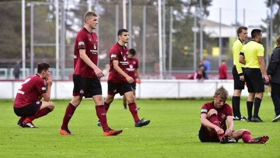 22.09.2018 - Fussball - Saison 2018 2019 - Bundesliga Süd Südwest - 7. Spieltag: 1. FC Nürnberg Nuernberg FCN U17 U 17 B-Junioren ( Club ) - 1. FSV Mainz 05 U17 - - Mannschaft Team FCN enttäuscht Enttäuschung nach Spielende *** 22 09 2018 Football Season 2018 2019 Bundesliga South Southwest 7 Round 1 FC Nürnberg Nuernberg FCN U17 B Juniors Club 1 FSV Mainz 05 U17 Team Team FCN disappointed after the match ended