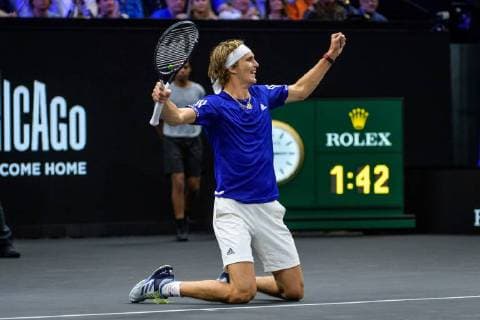 Sport Bilder des Tages CHICAGO, IL - SEPTEMBER 22: Team Europe s Alexander Zverev of Germany celebrates his win against Team World s John Isner of the United States of America during a singles match on day two of the 2018 Laver Cup on September 22, 2018, at the United Center in Chicago, Illinois. Zverev beats Isner 3-6 7-6(8) 10-7 . (Photo by Daniel Bartel Icon Sportswire) TENNIS: SEP 22 Laver Cup Icon180922019 EDITORIAL USE ONLY