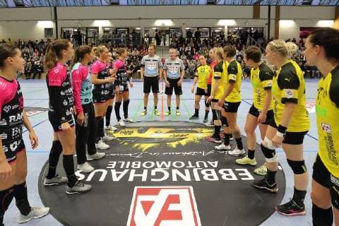 The teams before the start of the match 180922 BVB vs TUS Metzingen Season 2018 19 1 Bundesliga Match 3 Sporthalle Bleichstein Herdecke Handball 1 League Women Borussia Dortmund Handball Tussies Metzingen 22 09 2018 Dortmund Copyright: xEIBNER Stummbilligx EP_EER