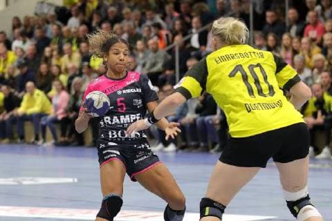 vl Delaila Amega Tus Metzingen and Hildigunnur Einarsdottir BVB 180922 BVB vs TUS Metzingen season 2018 19 1 Bundesliga match 3 Sporthalle Bleichstein Herdecke Handball 1 League Women Borussia Dortmund Handball Tussies Metzingen 22 09 2018 Dortmund Copyright: xEIBNER Stummbilligx EP_EER