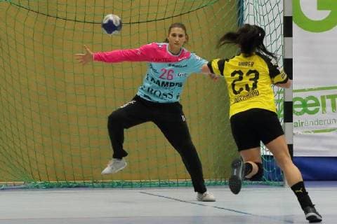 Svenja Huber BVB checks goalkeeper Isabell Roch Tus Metzingen 180922 BVB vs TUS Metzingen season 2018 19 1 Bundesliga match 3 Sporthalle Bleichstein Herdecke Handball 1 Liga Women Borussia Dortmund Handball Tussies Metzingen 22 09 2018 Dortmund Copyright: xEIBNER Stummbilligx EP_EER