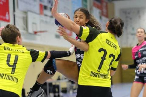 vl Delaila Amega Tus Metzingen and Virag Vaszari BVB 180922 BVB vs TUS Metzingen season 2018 19 1 Bundesliga match 3 Sporthalle Bleichstein Herdecke Handball 1 Liga Women Borussia Dortmund Handball Tussies Metzingen 22 09 2018 Dortmund Copyright: xEIBNER Stummbilligx EP_EER