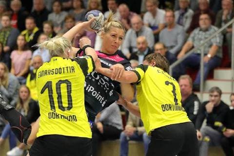 Marija Obradovic Tus Metzingen prevails in the circle 180922 BVB vs TUS Metzingen Season 2018 19 1 Bundesliga Match 3 Sporthalle Bleichstein Herdecke Handball 1 League Women Borussia Dortmund Handball Tussies Metzingen 22 09 2018 Dortmund Copyright: xEIBNER Stummbilligx EP_EER