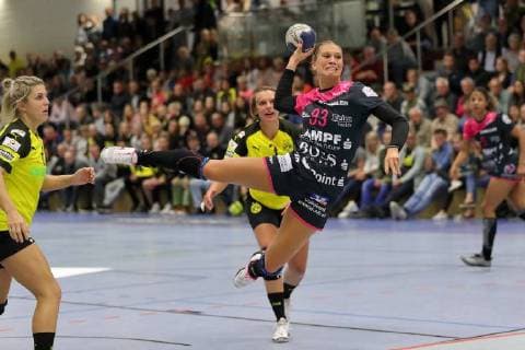 Julia Behnke Tus Metzingen in a jump shot 180922 BVB vs TUS Metzingen season 2018 19 1 Bundesliga match 3 Sporthalle Bleichstein Herdecke Handball 1 League Women Borussia Dortmund Handball Tussies Metzingen 22 09 2018 Dortmund Copyright: xEIBNER Stummbilligx EP_EER