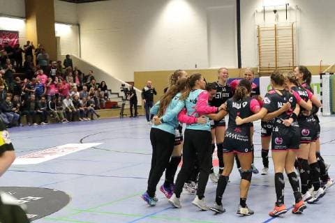 Joy of the players after the victory against Dortmund 180922 BVB vs TUS Metzingen season 2018 19 1 Bundesliga match 3 Sporthalle Bleichstein Herdecke Handball 1 League Women Borussia Dortmund Handball Tussies Metzingen 22 09 2018 Dortmund Copyright: xEIBNER Stummbilligx EP_EER