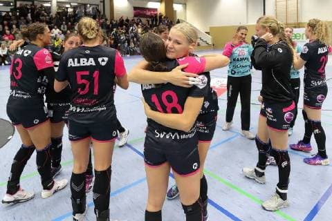 Joy of the players after the victory against Dortmund 180922 BVB vs TUS Metzingen season 2018 19 1 Bundesliga match 3 Sporthalle Bleichstein Herdecke Handball 1 League Women Borussia Dortmund Handball Tussies Metzingen 22 09 2018 Dortmund Copyright: xEIBNER Stummbilligx EP_EER