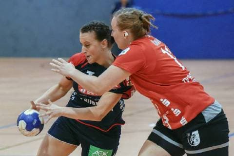 Carolin Tuc SGH2Ku defeats Johanna Heldmann Beyeroehde TV Beyeroehde SG H2Ku Herrenberg 31 23 Handball 2 League Women TV Beyeroehde Wuppertal SG H2Ku Herrenberg 22 09 2018 Wuppertal Copyright: xEIBNER Andreas_Fischerx EP_EER