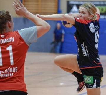 Feya Stonawski SGH2H9 at the jump throw left Johanna Heldmann Beyeroehde TV Beyeroehde SG H2Ku Herrenberg 31 23 Handball 2 League Women TV Beyeroehde Wuppertal SG H2Ku Herrenberg 22 09 2018 Wuppertal Copyright: xEIBNER Andreas_Fischerx EP_EER