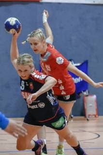 Feya Stonawski SGH2H9 in the jump behind Luisa Knippert Beyeroehde TV Beyeroehde SG H2Ku Herrenberg 31 23 Handball 2 League Women TV Beyeroehde Wuppertal SG H2Ku Herrenberg 22 09 2018 Wuppertal Copyright: xEIBNER Andreas_Fischerx EP_EER