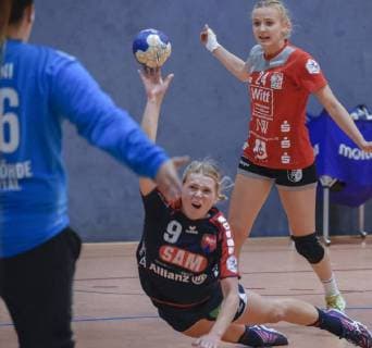 Feya Stonawski SGH2H9 in the jump behind Luisa Knippert Beyeroehde TV Beyeroehde SG H2Ku Herrenberg 31 23 Handball 2 League Women TV Beyeroehde Wuppertal SG H2Ku Herrenberg 22 09 2018 Wuppertal Copyright: xEIBNER Andreas_Fischerx EP_EER