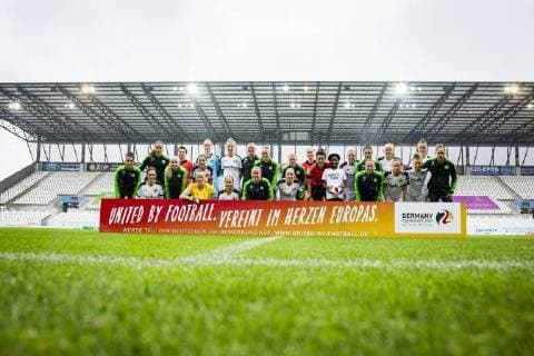 AFBL SGS Essen vs VfL Wolfsburg 23 09 2018 Stadion Essen Essen GER AFBL SGS Essen vs VfL Wolfsburg DFL REGULATIONS PROHIBIT ANY USE OF PHOTOGRAPH AS IMAGE SEQUENCES AND OR QUASI VIDEO pictured picture shows The teams of SGS Essen and VfL Wolfsburg stand in front of the Play together in front of the gang for the EM application nordphotox xRauch nph00251