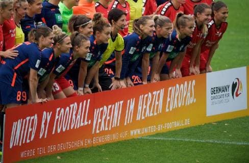 Football Bundesliga Women Potsdam 23 09 2018 Allianz Women Bundesliga Karl Liebknecht Stadium Babelsberg Season 2018 2019 1 FFC Turbine Potsdam against SC Sand 2 0 UNITED BY FOOTBALL UNITED IN THE HEART OF EUROPE EM Application Germany for the UEFA EURO 2014, from left to right Wibke MEISTER 08 Turbine Svenja HUTH 9 Turbine Riebke DIECKMANN 13 Turbine Referee Anna Lena HEIDENREICH Lara PRASNIKAR 24 Turbine Bianca SCHMIDT 20 Turbine Anna GASPER 7 Turbine Photo Eberhard Thonfeld camera 4 According to the DFLs specifications, it is prohibited to take photos in the stadium and or from the game in the form of sequence images in or similar to video To use or to exploit photo series DFL regulations prohibit any use of photographs as image sequences and or quasi video