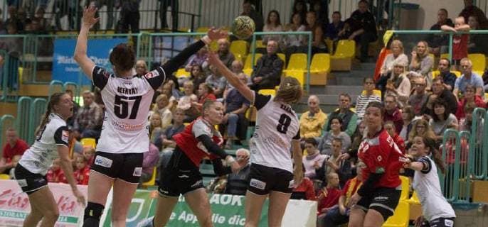 Frankfurt Oder 30 09 2017 Brandenburghalle Frankfurt HC vs Jung Wilde TV Hanover 30 29 Sakia Nuehse 3 v l moves away and scores for the FHC The defense of Alina Defayay 57 and Maraike Kusian both Hanover is without success On the right side the Tehran Follard Teheresa Loll watches the scene