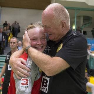 Frankfurt Oder 23 09 2018 Brandenburghalle Frankfurt HC vs Jung Wilde TV Hannover 30 29 Joyful tears with goalscorer Kathleen Mueller and coach Wolfgang Poetzsch Kathleen scored the winning goal in the last second