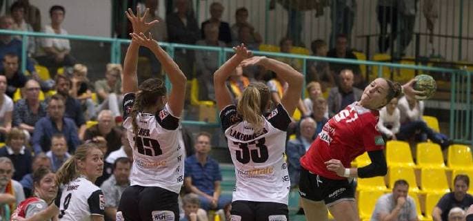 Frankfurt Oder 23 09 2018 Brandenburghalle Frankfurt HC vs Jung Wilde TV Hanover 30 29 Sakia Nuehse 3 vl retires and meets for the FHC The defense of Maraike Kusian 9 Marie Kristin Gerber 13 and Mia Lakenmacher all Hanover is unsuccessful is sucessful Left Observed Theresa Loll vom FHC the scene