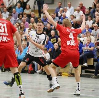23 09 2018 xmgx Handball 3 League HSG Hanau HG Oftersheim Schwetzingen v Alexander Kubitschek Schwetzingen Marc Strohl Hanau Tom Jansen Schwetzingen Hanau Hessen Germany DEU