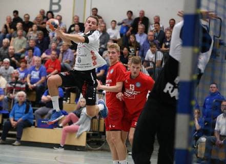 23 09 2018 xmgx Handball 3 League HSG Hanau HG Oftersheim Schwetzingen v 1 Marius Brüggemann Hanau Tom Jansen and Kevin Suschlik Both Schwetzingen Hanau Hessen Germany DEU