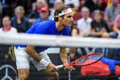 CHICAGO, IL - SEPTEMBER 23: Team Europe s Roger Federer of Switzerland awaits a serve during a doubles match on day three of the 2018 Laver Cup on September 23, 2018, at the United Center in Chicago, Illinois. Sock & Isner beats Federer & Zverev 4-6, 7-6(2), 11-9 . (Photo by Daniel Bartel Icon Sportswire) TENNIS: SEP 23 Laver Cup Icon180923011 EDITORIAL USE ONLY