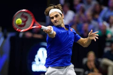 CHICAGO, IL - SEPTEMBER 23: Team Europe s Roger Federer of Switzerland returns a ball to Team World s John Isner of the United States of America during a singles match on day three of the 2018 Laver Cup on September 23, 2018, at the United Center in Chicago, Illinois. Federer beats Isner 6-7 (5) 7-6 (8) 10-7 . (Photo by Daniel Bartel Icon Sportswire) TENNIS: SEP 23 Laver Cup Icon180923029 EDITORIAL USE ONLY