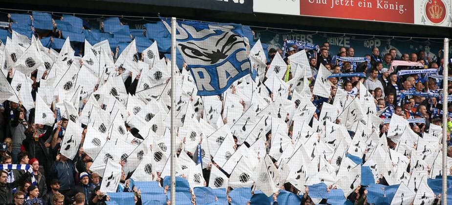 Duisburg 23 09 2018 Wedaustadion Soccer 2 Bundesliga 6 Matchday MSV Duisburg vs FC Erzgebirge Aue 1 2 1 0 Pictured Fans of MSV Duisburg swing scarves and flags According to the specifications of the DFL German Football League it is forbidden in the stadium and or from the game made photographs PICTURE POINT or the author of the photo assumes no liability for the infringement of personal rights and the privacy of the photo Unless otherwise agreed, the terms and conditions of PICTURE POINT apply to the use of this photo