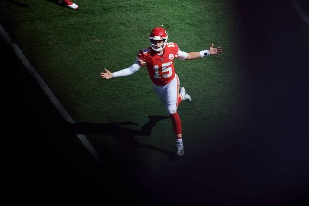 KANSAS CITY, MO - SEPTEMBER 23: Kansas City Chiefs quarterback Patrick Mahomes (15) raises his arms as he celebrates after throwing for a touchdown in game action during a NFL American Football Herren USA game between the San Francisco 49ers and the Kansas City Chiefs on September 23, 2018, at Arrowhead Stadium in Kansas City, MO. (Photo by Robin Alam Icon Sportswire) NFL: SEP 23 49ers at Chiefs Icon16418092303 EDITORIAL USE ONLY