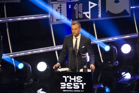 Sport Themen der Woche KW39 Sport Bilder des Tages (180925) -- LONDON, Sept. 25, 2018 (Xinhua) -- German player Lennart Thy speaks after received the FIFA Fair Play Award during the Best FIFA Football Awards 2018 in London, Britain on Sept. 24, 2018. (Xinhua Han Yan) (SP)BRITAIN-LONDON-THE BEST FIFA FOOTBALL AWARDS 