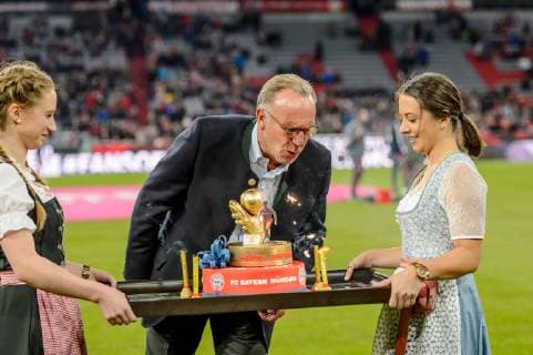 Sport Themen der Woche KW39 Sport Bilder des Tages Muenchen, Deutschland 25.09.2018, 1. Bundesliga, 5. Spieltag, FC Bayern Muenchen - FC Augsburg, Geschaeftsfuehrer Karl-Heinz Rummenigge (FCB) pustet die Kerzen seiner Geburtstagstorte aus ( DeFodi527 *** Munich Germany 25 09 2018 1 Bundesliga 5 Matchday FC Bayern Muenchen FC Augsburg Managing Director Karl Heinz Rummenigge FCB blows out the candles of his birthday cake from DeFodi527