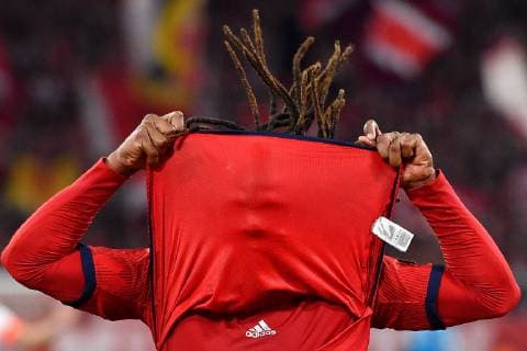 Sport Themen der Woche KW39 Sport Bilder des Tages Renato SANCHES (Bayern Muenchen),Enttaeuschung ,Frust,enttaeuscht,frustriert,niedergeschlagen,, schreit nach vergebener Torchance, Aktion.zieht sein Trikot ueber sein Gesicht. Fussball 1. Bundesliga, 5.Spieltag,Spieltag05, FC Bayern Muenchen M) - FC Augsburg (A) 1-1, am 25.09.2018 in Muenchen A L L I A N Z A R E N A, DFL REGULATIONS PROHIBIT ANY USE OF PHOTOGRAPHS AS IMAGE SEQUENCES AND OR QUASI-VIDEO. *** Renato SANCHES Bayern Munich disappointment frustration disappointed frustrated dejected screams for missed scoring action pulls his jersey over his face Soccer 1 Bundesliga 5 Matchday Matchday05 FC Bayern Munich M FC Augsburg A 1 1 at 25 09 2018 in Munich ALLIANZARENA DFL REGULATIONS PROHIBIT ANY USE OF PHOTOGRAPHS AS IMAGE SEQUENCES AND OR QUASI VIDEO