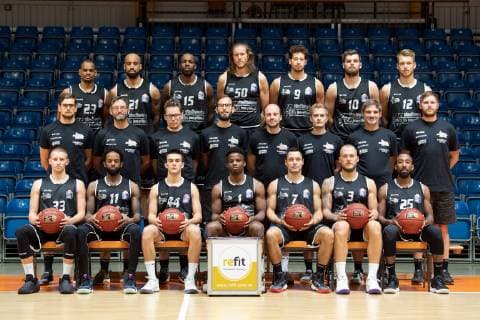 Photoshooting easycredit BBL Science City Jena Team season 2018 2019 middle row left coach Felix Beck athletic trainer Rico May co coach Stephan Frost head coach Björn Harmsen coach 2 team Marius Linartas team physio Johannes Röschke team doctor Frank Detlef Stanek Teamphysio Matthias Passarge front row v left Jan Heber Julius Jenkins Vuk Radojicic Ikenna Ike Iroegbu Ermen Reyes Napoles Martynas Mazeika Dru Joyce Sparkassen Arena