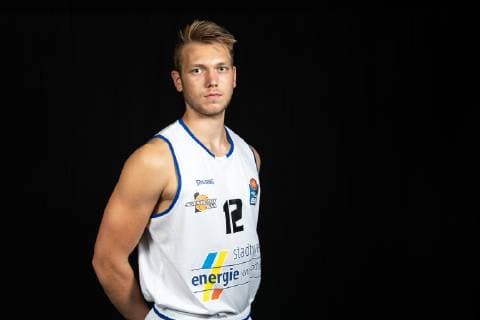 Photo shoot easycredit BBL Science City Jena Team Season 2018 2019 Player Melvin Jostmann Portrait Sparkassen Arena